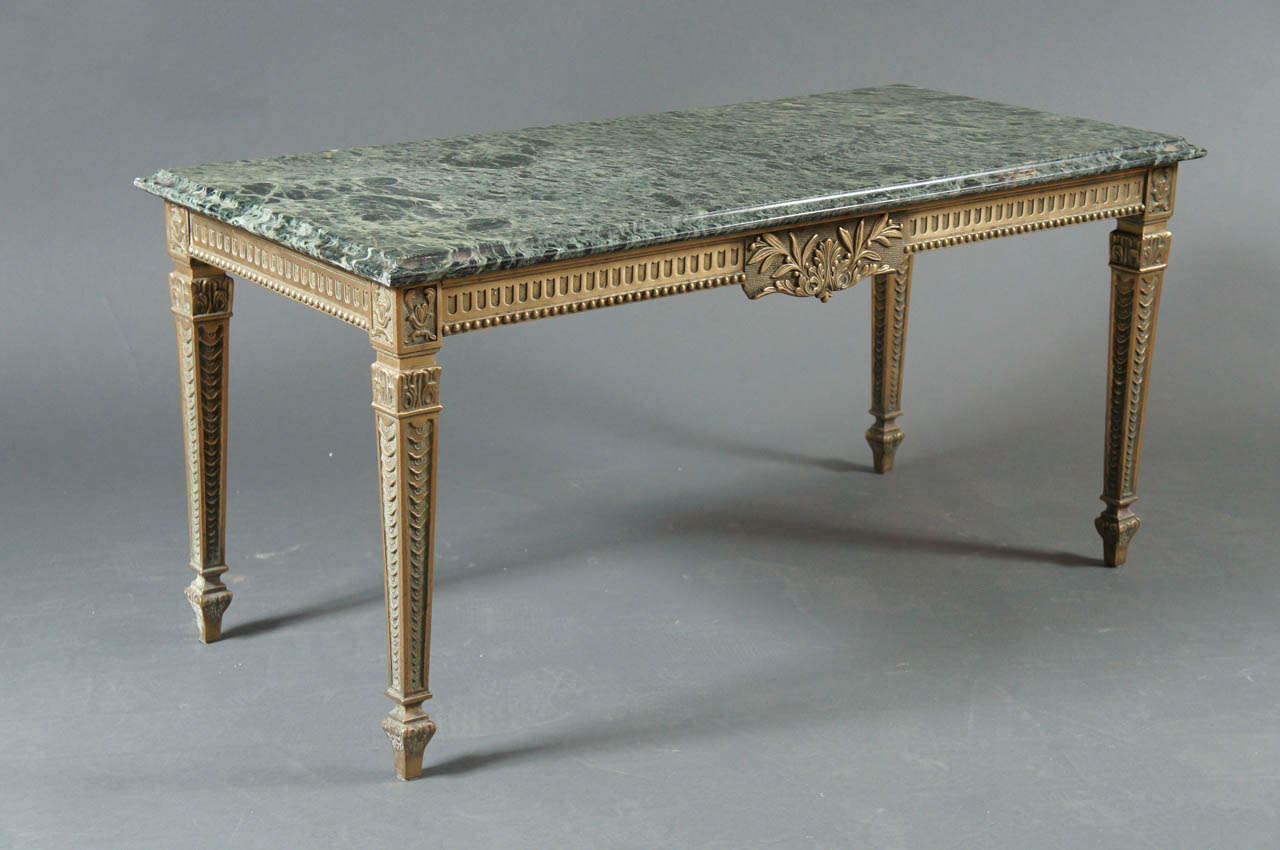 Table à plateau de marbre et base en laiton des années 1940 en vente 3