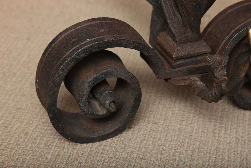 Fer forgé Paire de chenets Arts & Crafts incrustés de bronze en vente