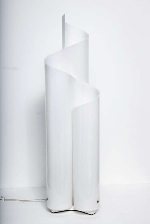 The Mezzachimera lamp is a vintage lamp designed by Vico Magistretti for Artemide, C 1969. The lamp is made of formed white acrylic and has three sculpture sections, each illuminated.