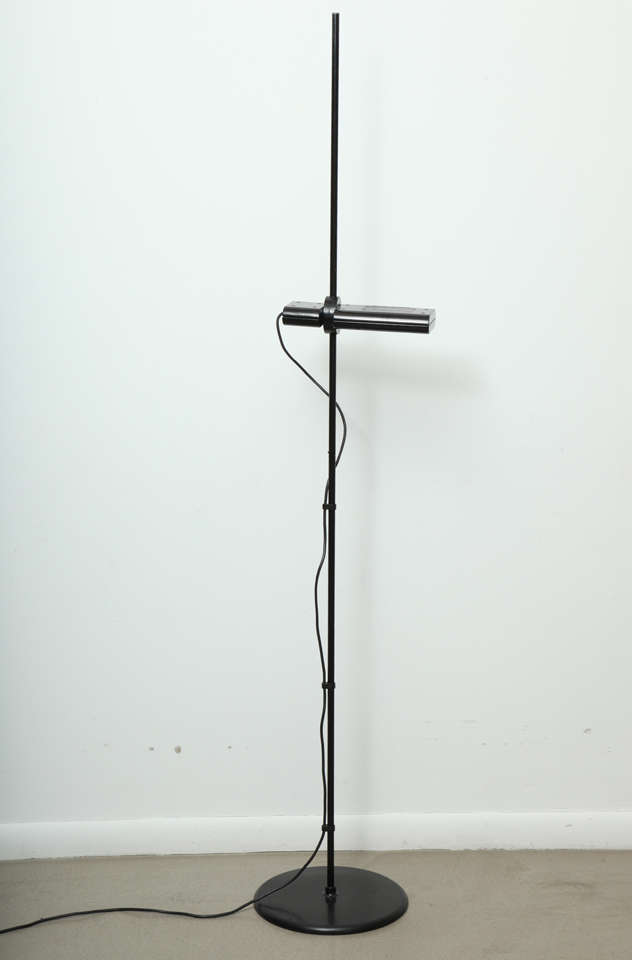 Minimalistische schwarze Stehlampe von Artemide (Italienisch) im Angebot
