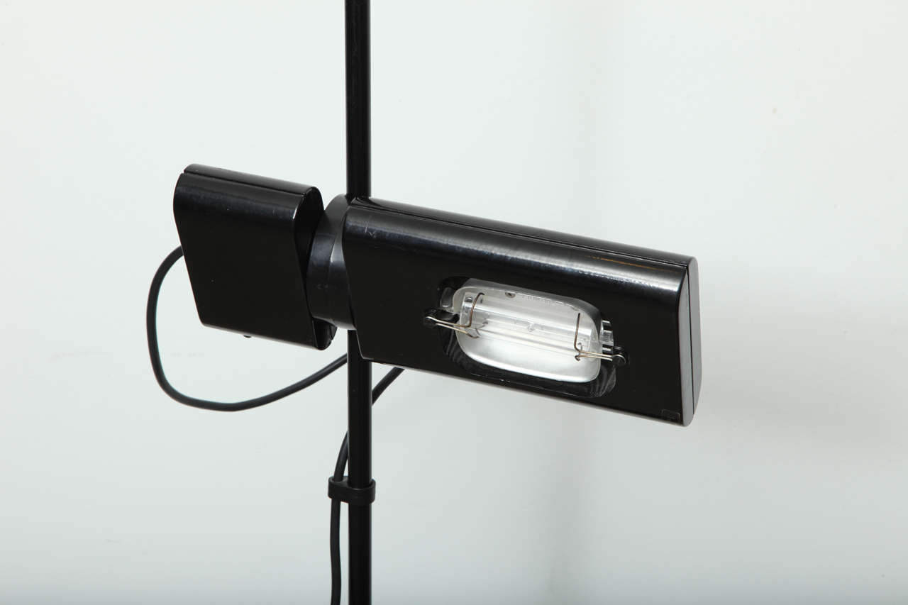 Minimalistische schwarze Stehlampe von Artemide (20. Jahrhundert) im Angebot