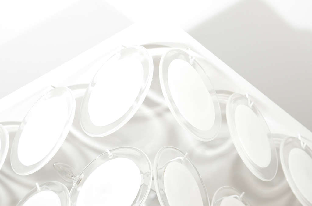 Moderne Luminaire à disques blanc de Murano encastré sur mesure à la manière de Vistosi en vente