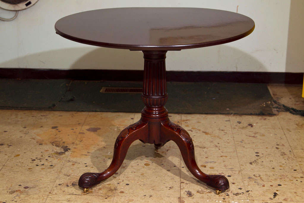 The design of this table incorporates many of the elements we are accustomed to seeing on a table of this caliber, including a thick, richly fluted and reeded center column and carved scallop shells on the knees. Eschewing the more traditional claw