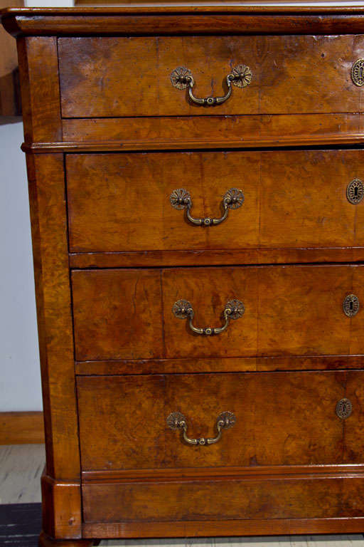 English Walnut Four-Drawer Chest In Excellent Condition In Woodbury, CT