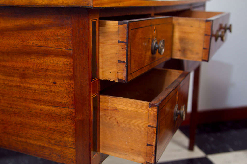 English Inlaid Mahogany Dressing Table In Excellent Condition For Sale In Woodbury, CT