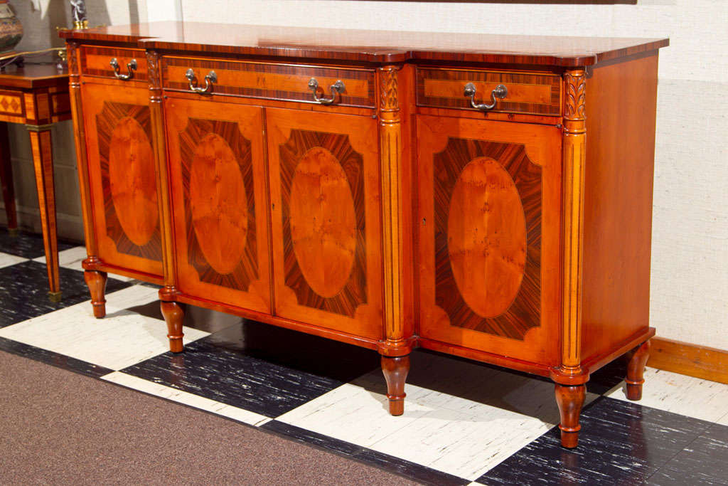 Britannique Buffet / serveur en bois d'if de style Adams  en vente