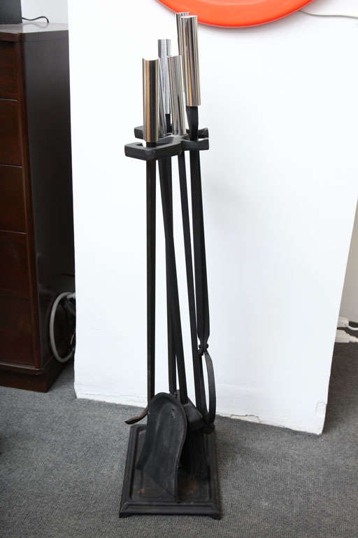 Fireplace tool set in Chrome and Black Metal In Excellent Condition In New York, NY