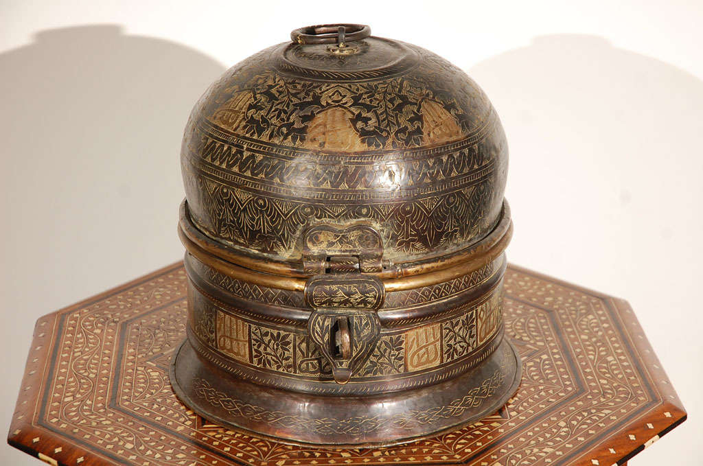 Beautiful decorative round bronze Turkish box with with lid, latch and handle<br />
Delicately hand hammered with floral and geometric designs and Arabic calligraphie in brass inlaid .<br />
Probably used as a tea caddy or Ottoman treasure