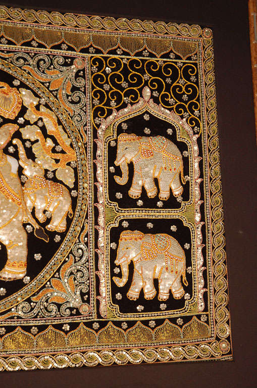 XIXe siècle Tapisserie d'éléphants de Birmanie encadrée