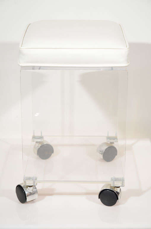 Mid Century Lucite Rolling Stool In Excellent Condition In New York, NY