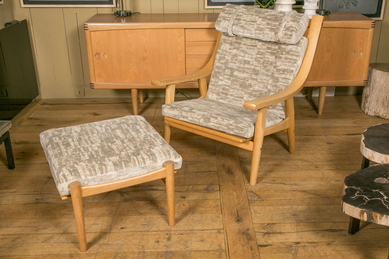 Natural clear oak and new velvet upholstery by Zimmer and Rhode, circa 1960.
This very comfortable high back lounge chair is the model GE530 produced by GETAMA.
The stool can also be used as a side table size is 73 x 58 cm / H 37cm.
Perfect