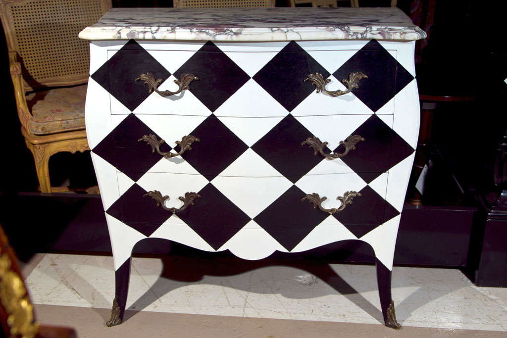 French Louis XV style commode, veined serpentine marble atop a checkerboard paint decorated case fitted with three drawers, raised on splayed legs ending in sabots.