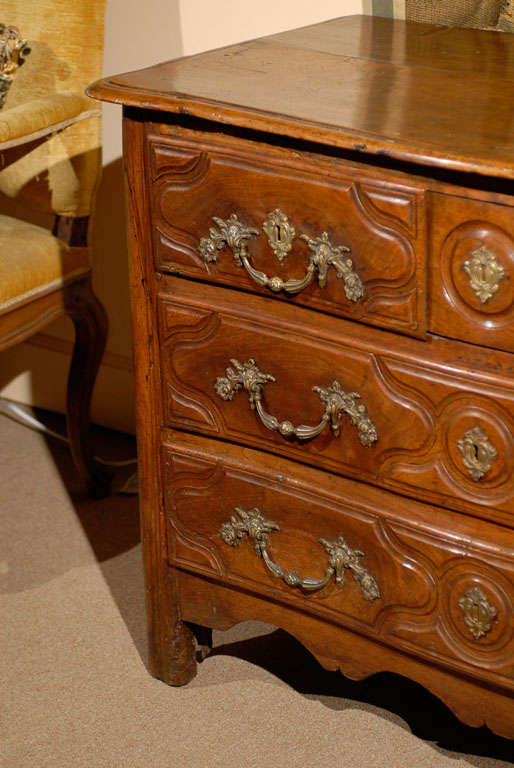Mid 18th Century French Louis XV Walnut Commode In Good Condition For Sale In Atlanta, GA