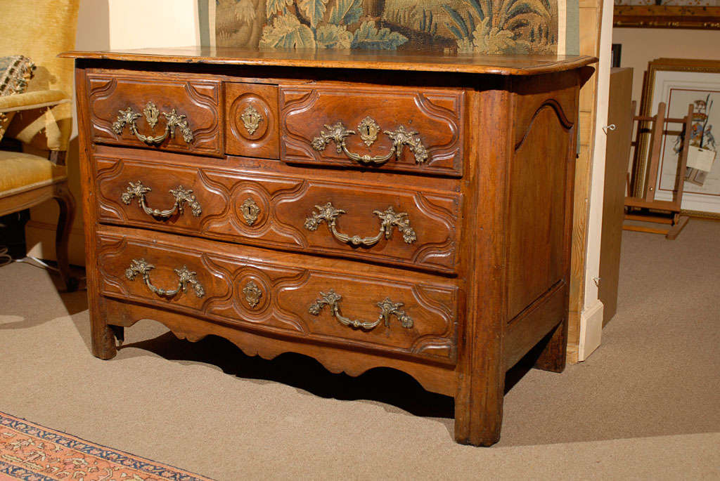 Mid 18th Century French Louis XV Walnut Commode For Sale 4
