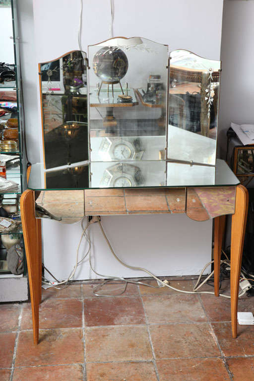 Art Deco mirrored vanity with two side drawers on fruitwood tapering legs and etched trifold mirror