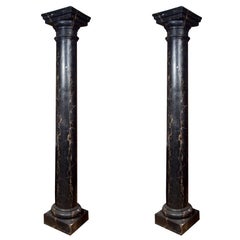 Paire de colonnes / piédestaux monumentaux en ciment noir peint en faux marbre