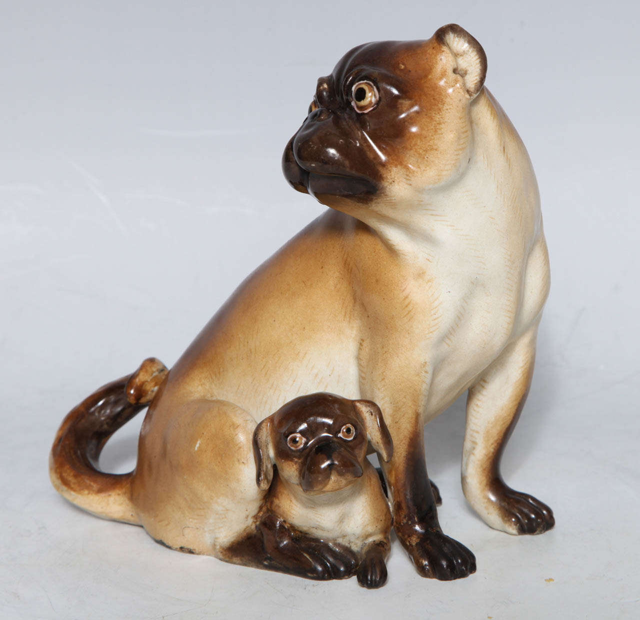 Un modèle naturaliste du début du 19ème siècle. Modèle Meissen d'un carlin et d'un chiot d'après un modèle de J.J. Kandler, une figure essentielle dans le développement de la porcelaine de Meissen.
Allemagne du début des années 1800.
