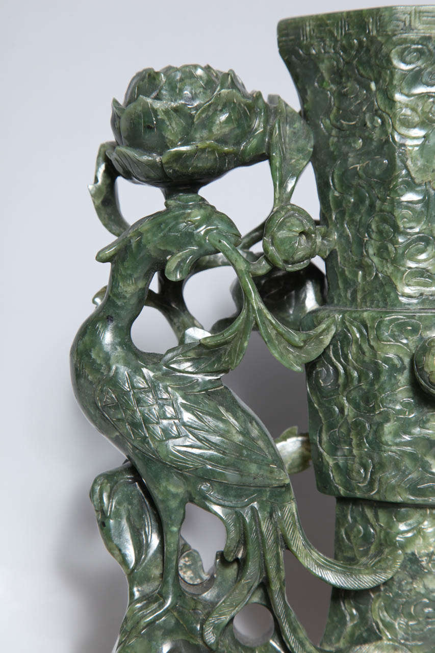 Chinois Vase chinois en jade épinard avec oiseau phénix et dragon représentant l'immortalité en vente