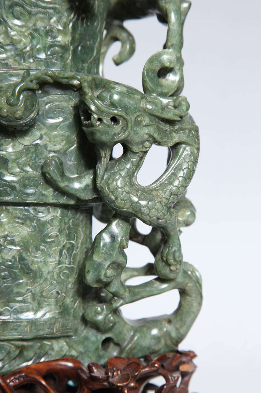 Sculpté Vase chinois en jade épinard avec oiseau phénix et dragon représentant l'immortalité en vente