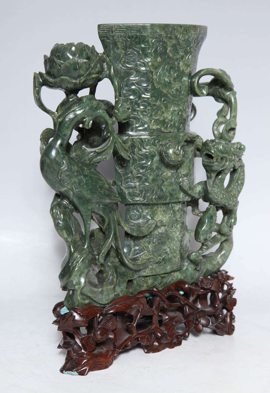 Vase chinois en jade épinard avec oiseau phénix et dragon représentant l'immortalité Bon état - En vente à New York, NY