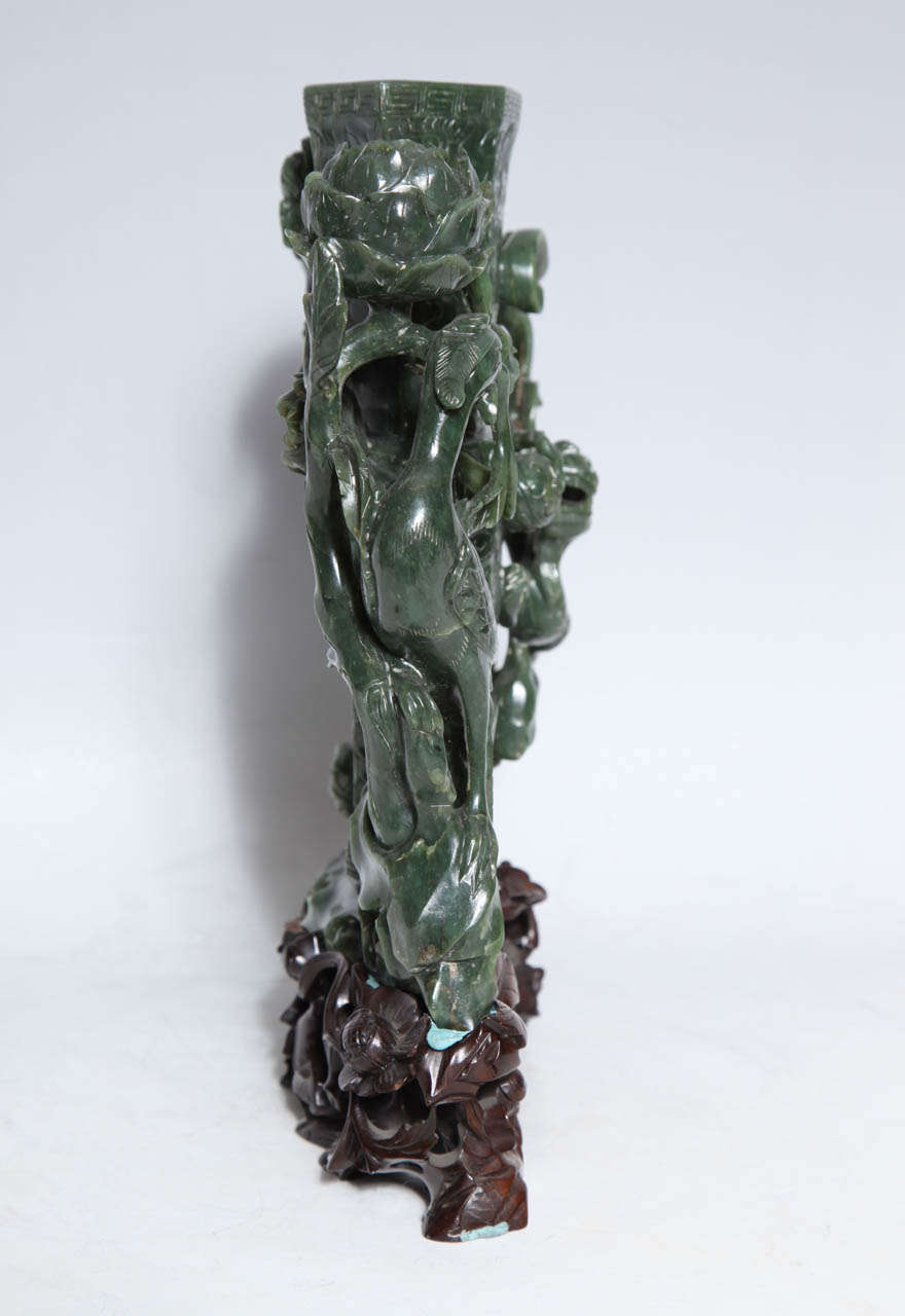 20ième siècle Vase chinois en jade épinard avec oiseau phénix et dragon représentant l'immortalité en vente