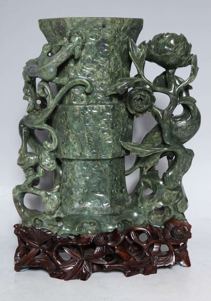 Jade Vase chinois en jade épinard avec oiseau phénix et dragon représentant l'immortalité en vente