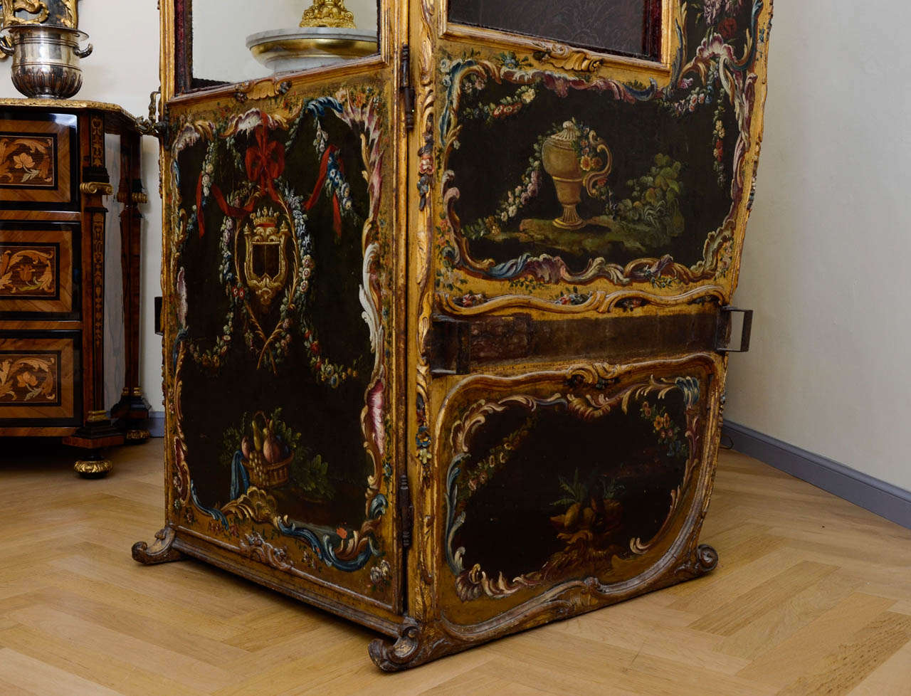 18th Century Gilded Sedan Chair In Good Condition In Nice, Cote d' Azur