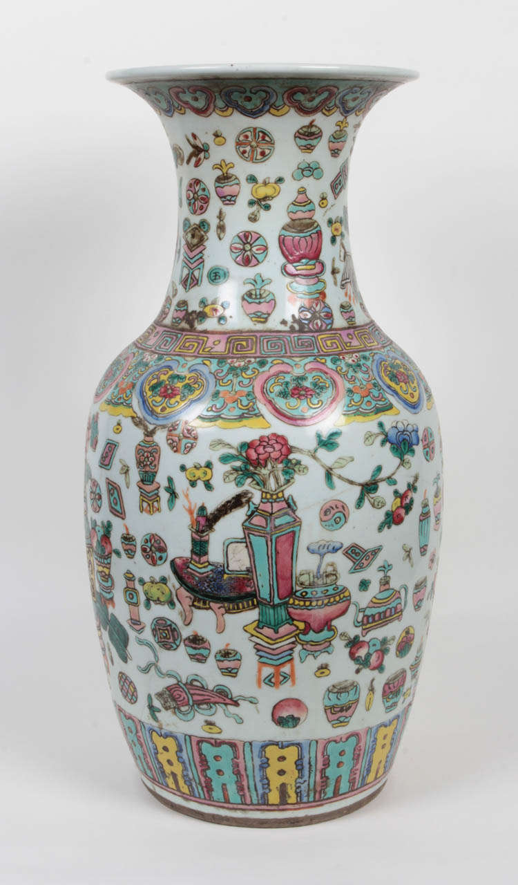 Ceramic vase in a Famille Rose pattern. China, Qing dynasty, Tongzhi period (circa 1862-1874).