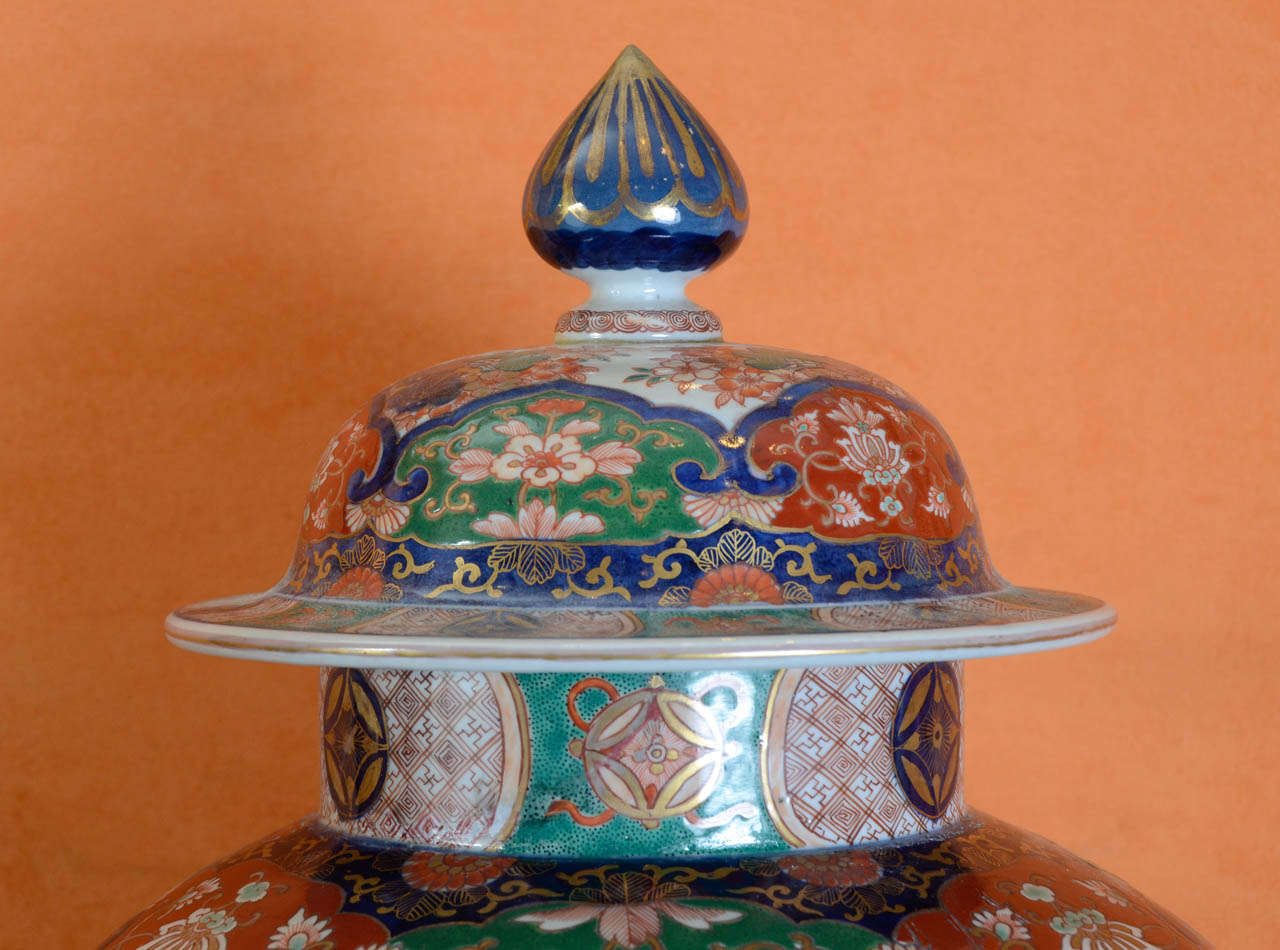 A Large Japanese Imari Vase 19th Century In Good Condition In Nice, Cote d' Azur