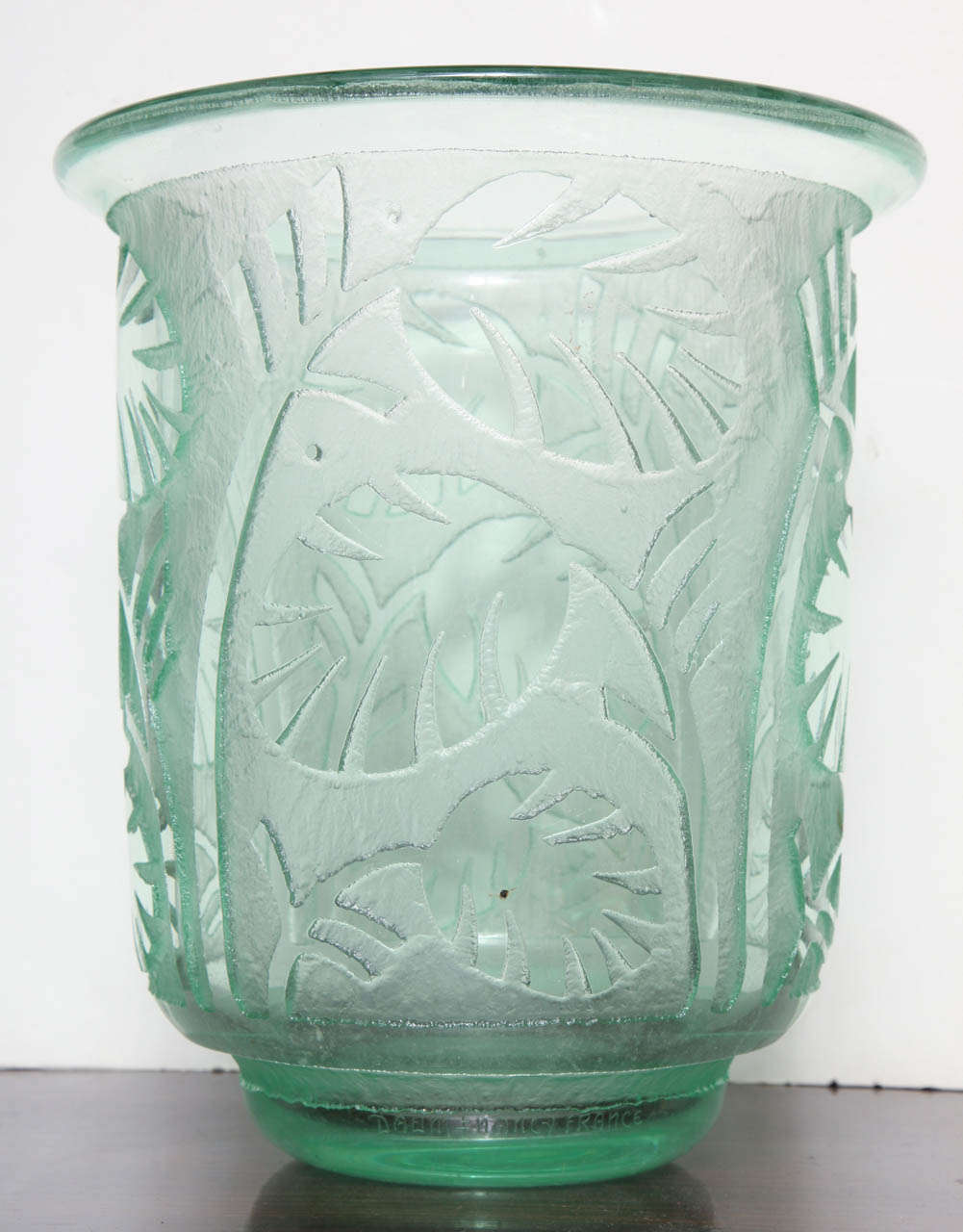 Vaso in vetro verde Daum Artful Green, spesso e pesante con ampio bordo rovesciato, profondamente inciso con alberi e piante stilizzate, firmato sulla base 