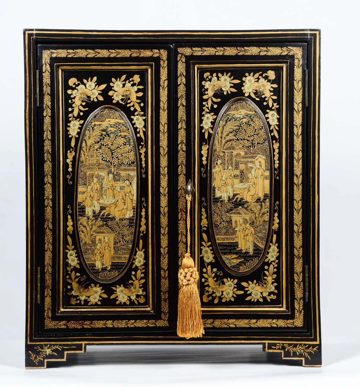 Cabinet painted in gold lacquer on a black lacquer background. The decor consists of reserves containing lively scenes of characters in gardens decorated with pavilions.
The bottom decorated with flowers and foliage. The interior with five drawers