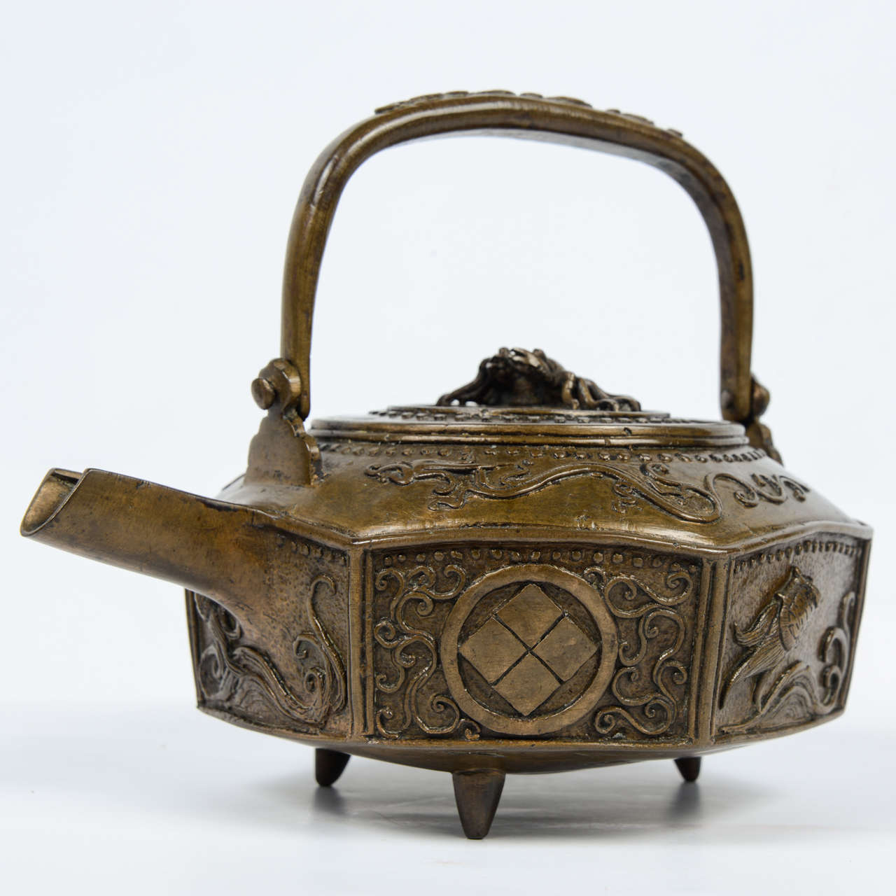 Six faces teapot in patinated bronze. Le lid decorated with a crab, the body decorated with turtles, marine animals and symbols.

Ancient restoration on one foot.