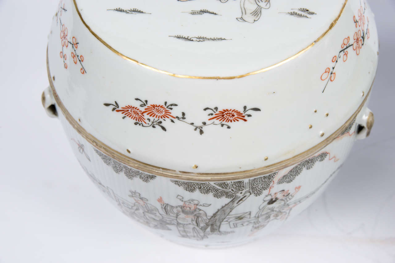 Pair of 19th Century China Porcelain Covered Jars In Excellent Condition In Paris, FR