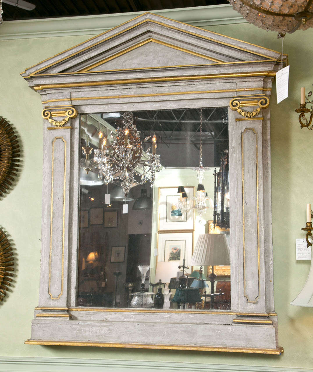 Un merveilleux miroir d'architecture Directoire - Empire peint et doré à la feuille d'or provenant d'un château à Aix-en-Provence.