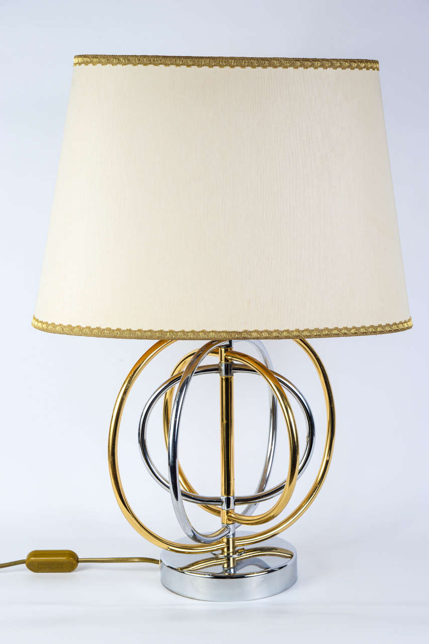 Set mit vier Lampen aus silber- und goldfarbenen Metallringen, die die Form eines Atoms imitieren.

Jede Lampe kann einzeln verkauft werden.

Höhe ohne Schirm: 35 cm/13.8 inch.