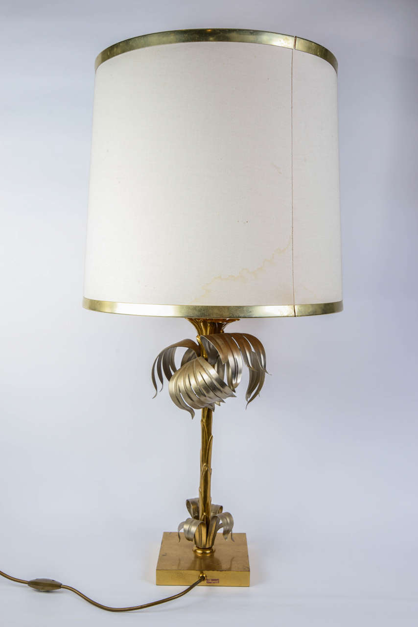 Beautiful and rare table lamp created by Baguès in the 1950s. Made in France this lamp represent a tree made of bronze, and finished by a shaded circled by bronze. Stamp 