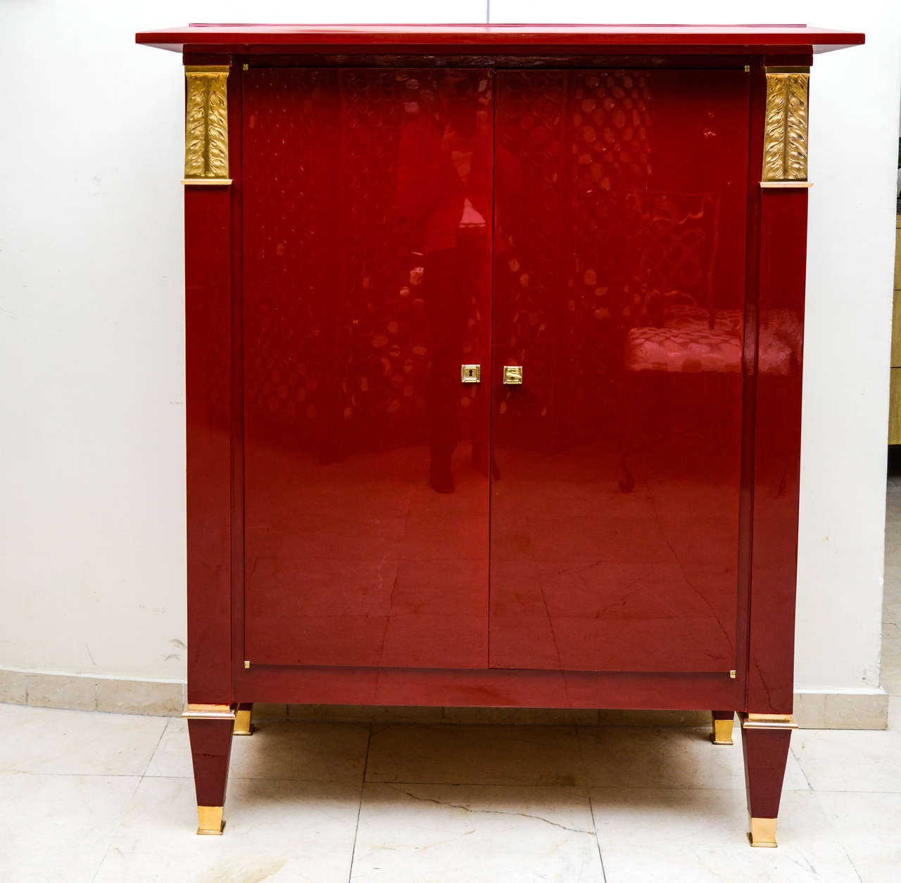 Rare 1940s cabinet or dry bar attributed to Arbus, hermes red lacquer on wood.
Oppening with two doors on an oak inside with two shelves.
Magnificent bronze ormoulu decoration on the top and the legs.