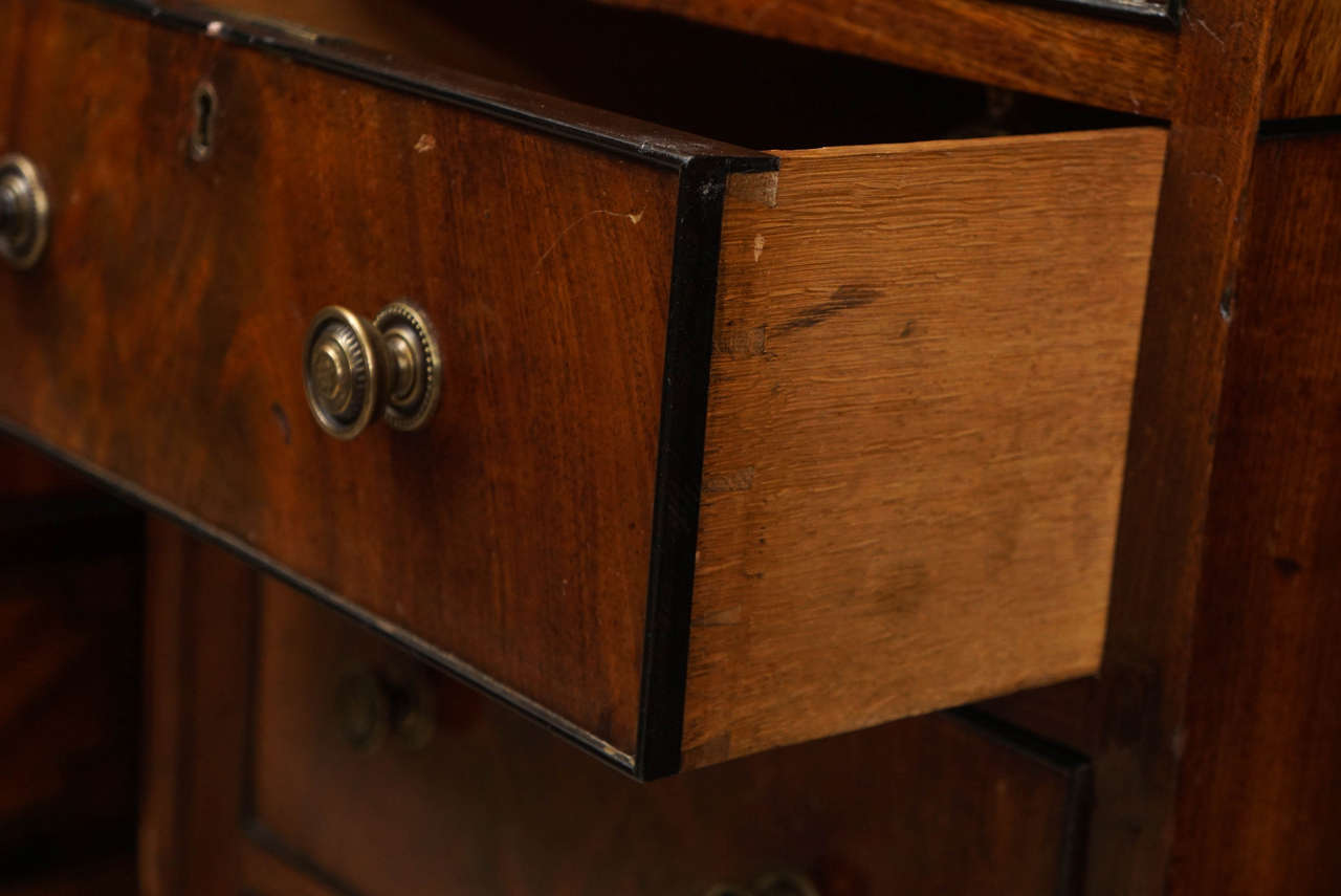 Period Regency Mahagoni Mechanische Gentleman's Desk im Zustand „Gut“ im Angebot in Hudson, NY