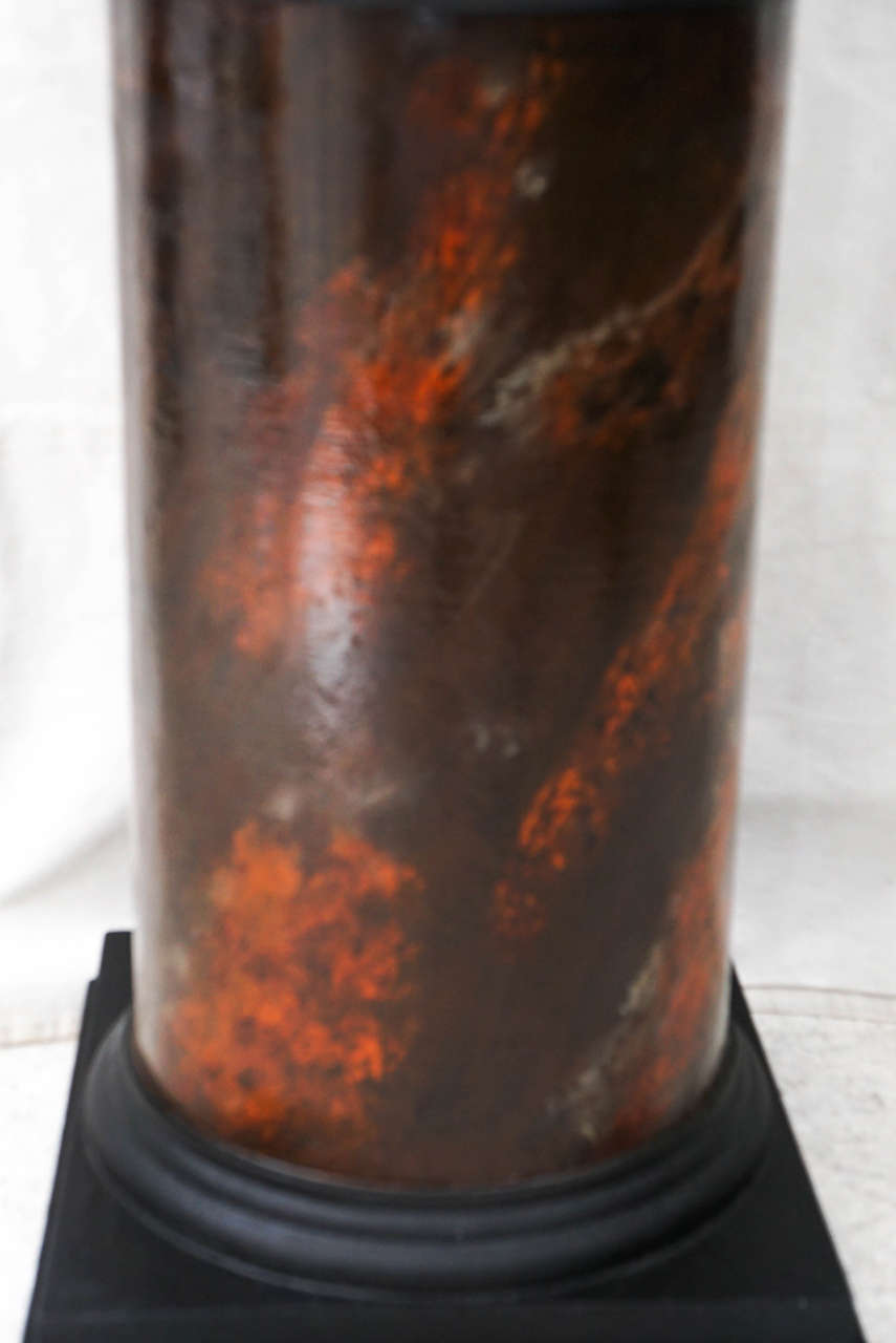 Paar gusseiserne Urnen aus dem 19. Jahrhundert auf marmorierten Sockeln (Eisen) im Angebot