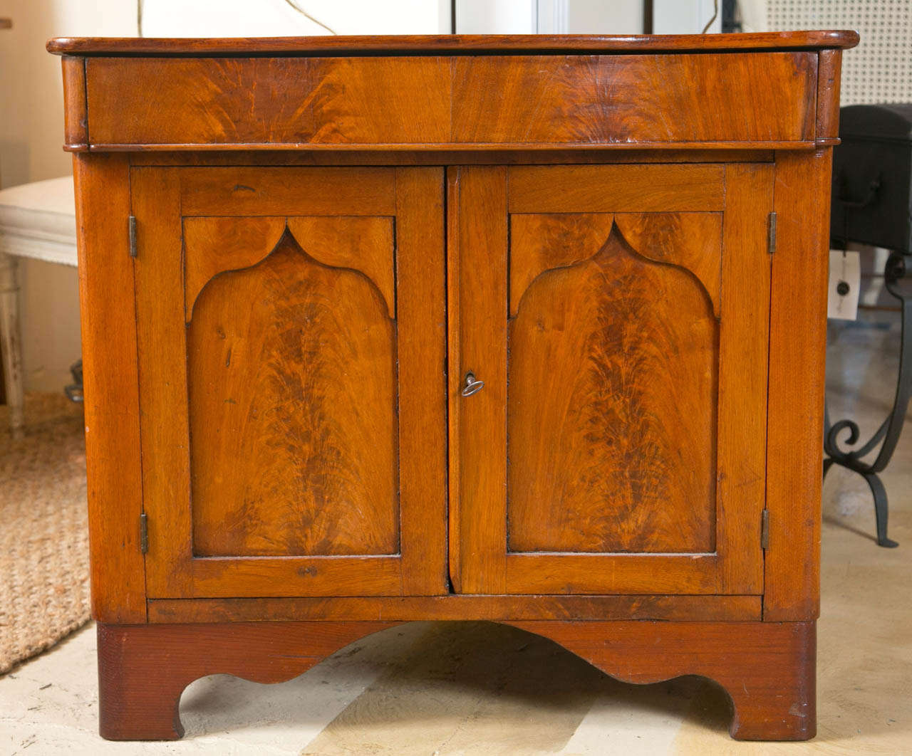 Lovely petite Provincial commode, circa 1900, France.