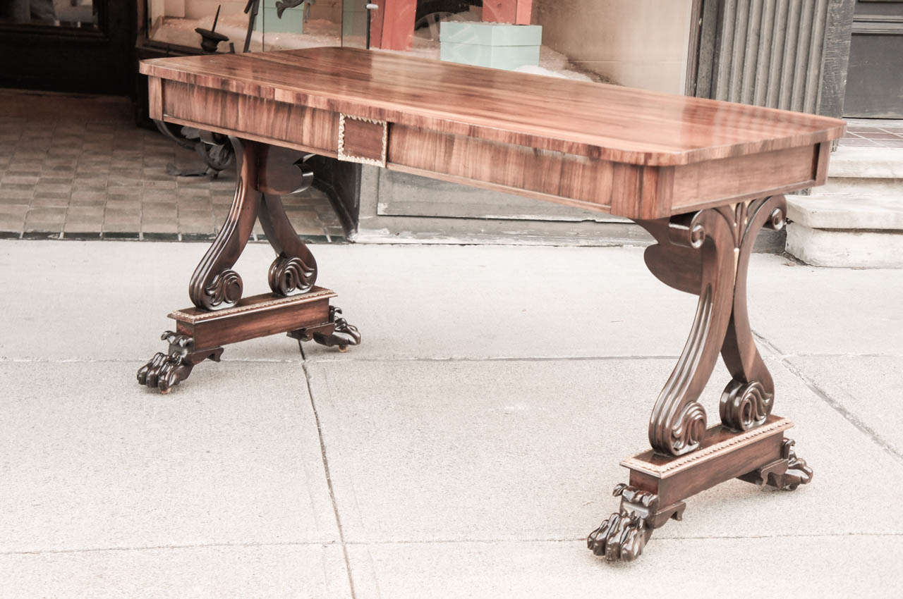 Dieser sehr schöne Tisch, der um 1830 bis 1840 in England hergestellt wurde, ist aus seltenem und kostbarem Palisanderholz gefertigt. Die Spitze zeigt dieses Holz zu einem  Grad, da die ausgesuchten Furniere aufeinander abgestimmt sind und die