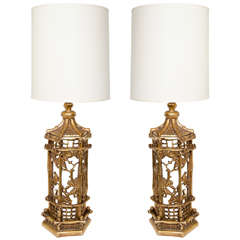Paire d'exceptionnelles lampes en porcelaine dorée à la manière de James Mont