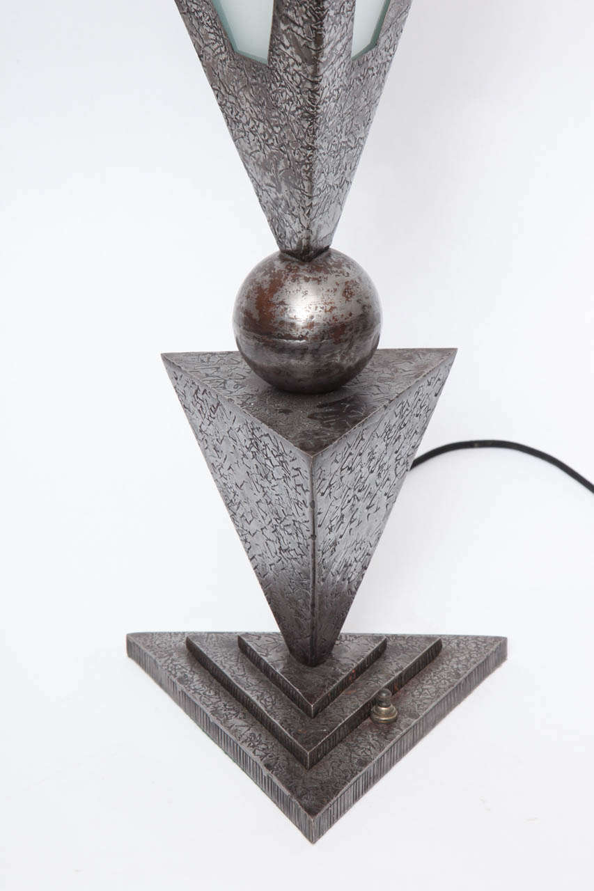 Art déco Lampe Art Déco des années 1920 en fer forgé et verre givré:: signée John Salterini