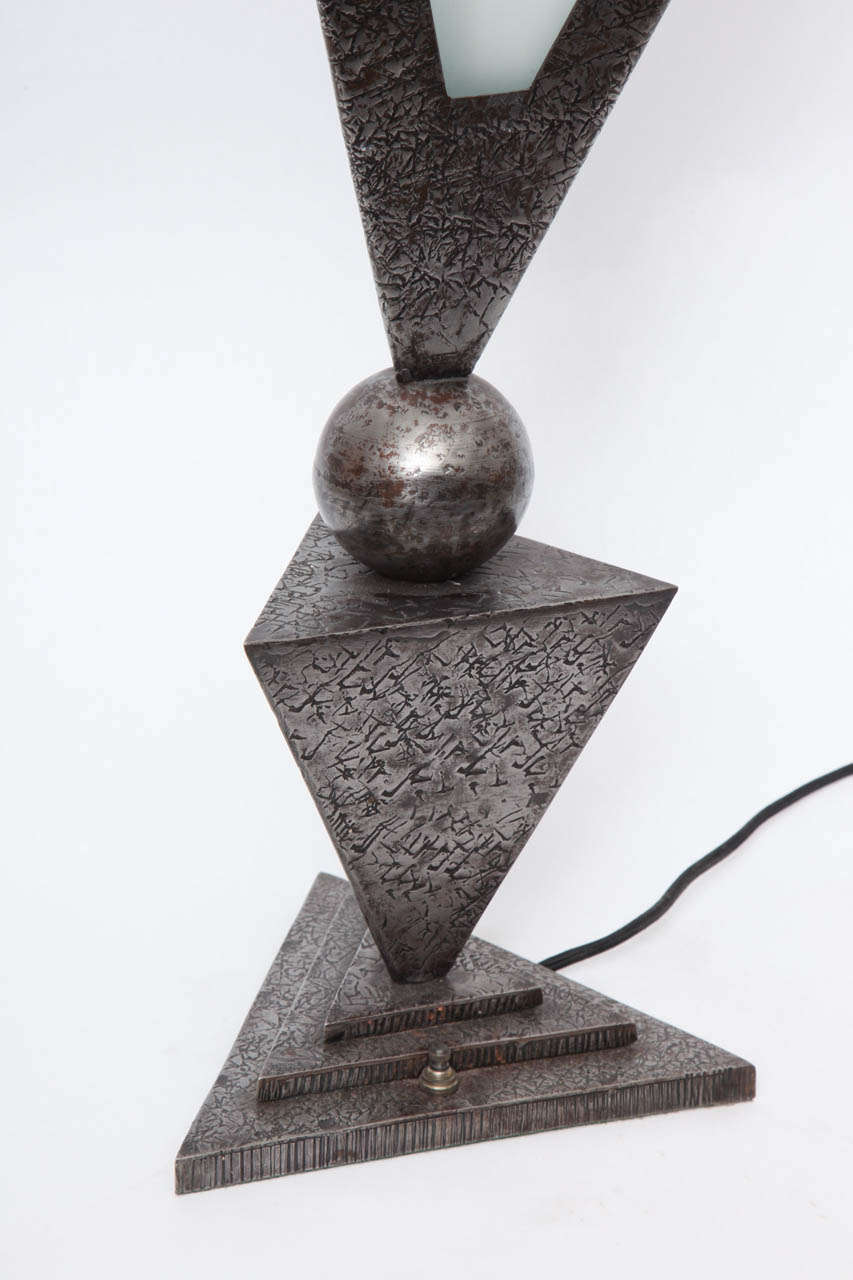 20ième siècle Lampe Art Déco des années 1920 en fer forgé et verre givré:: signée John Salterini