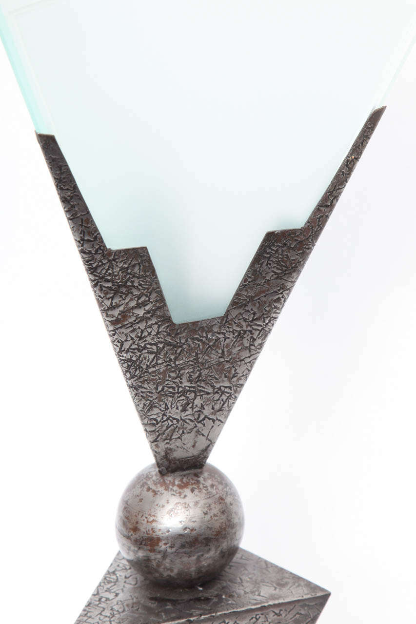 Verre Lampe Art Déco des années 1920 en fer forgé et verre givré:: signée John Salterini