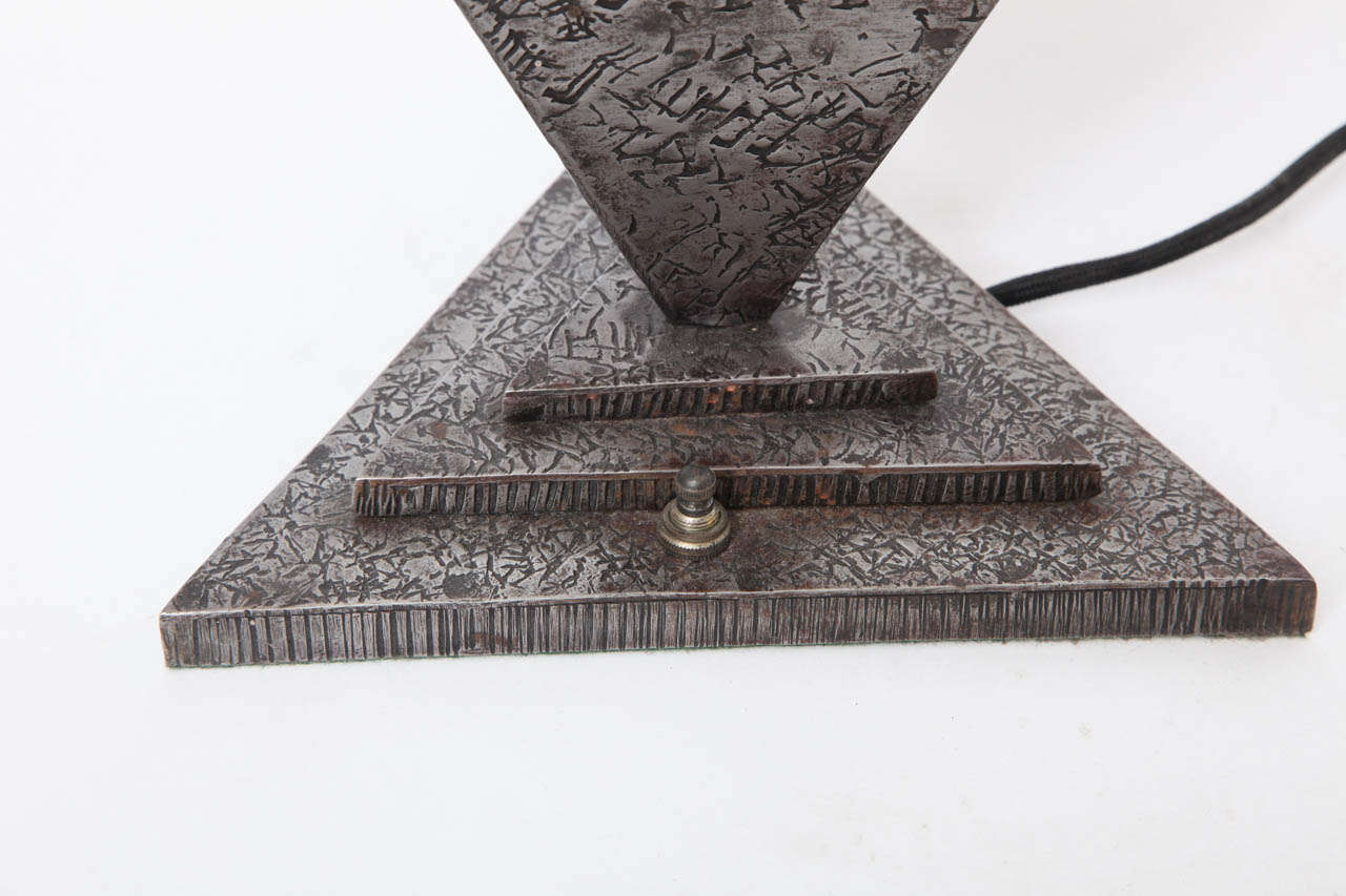 Lampe Art Déco des années 1920 en fer forgé et verre givré:: signée John Salterini 1