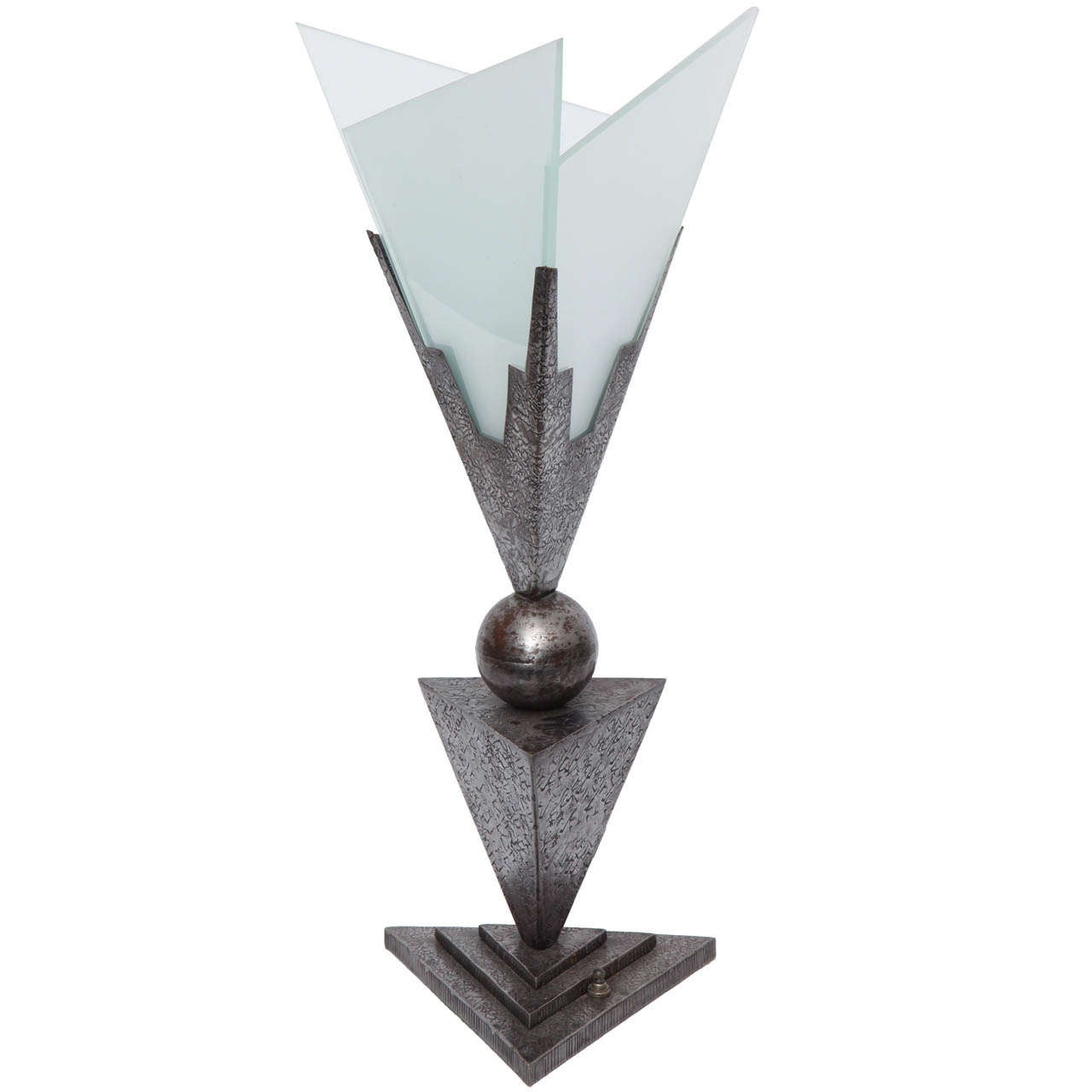 Lampe Art Déco des années 1920 en fer forgé et verre givré:: signée John Salterini