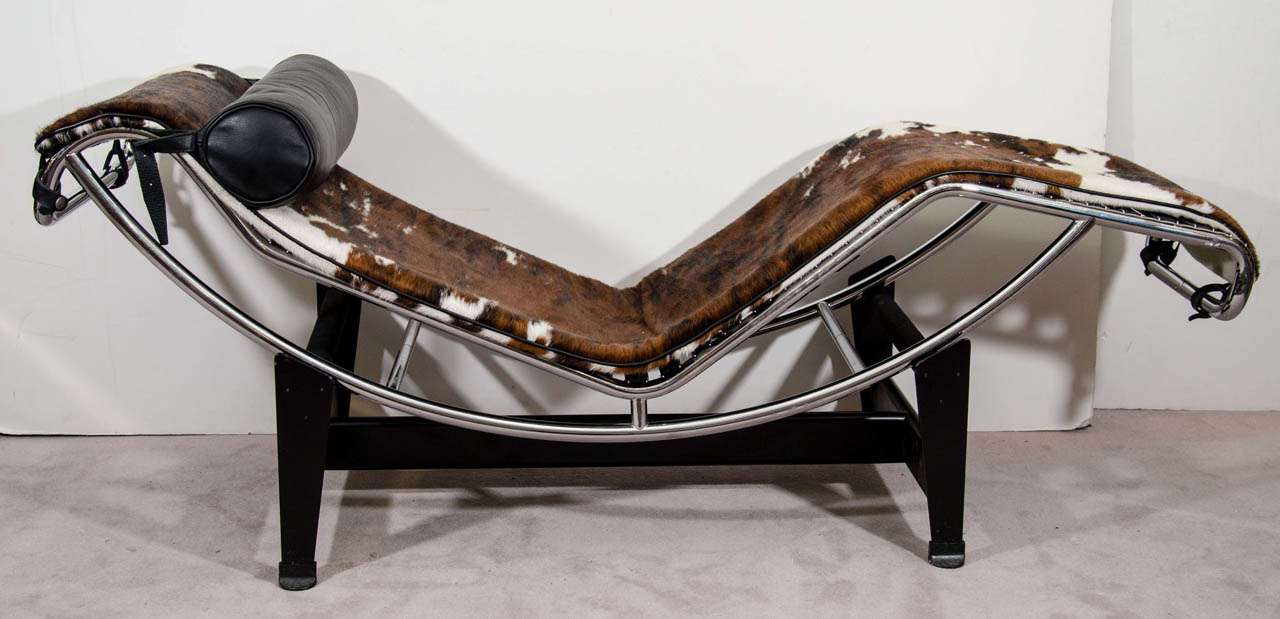 A Mid Century Le Corbusier LC4 Lounge Chair in Cowhide In Good Condition In New York, NY