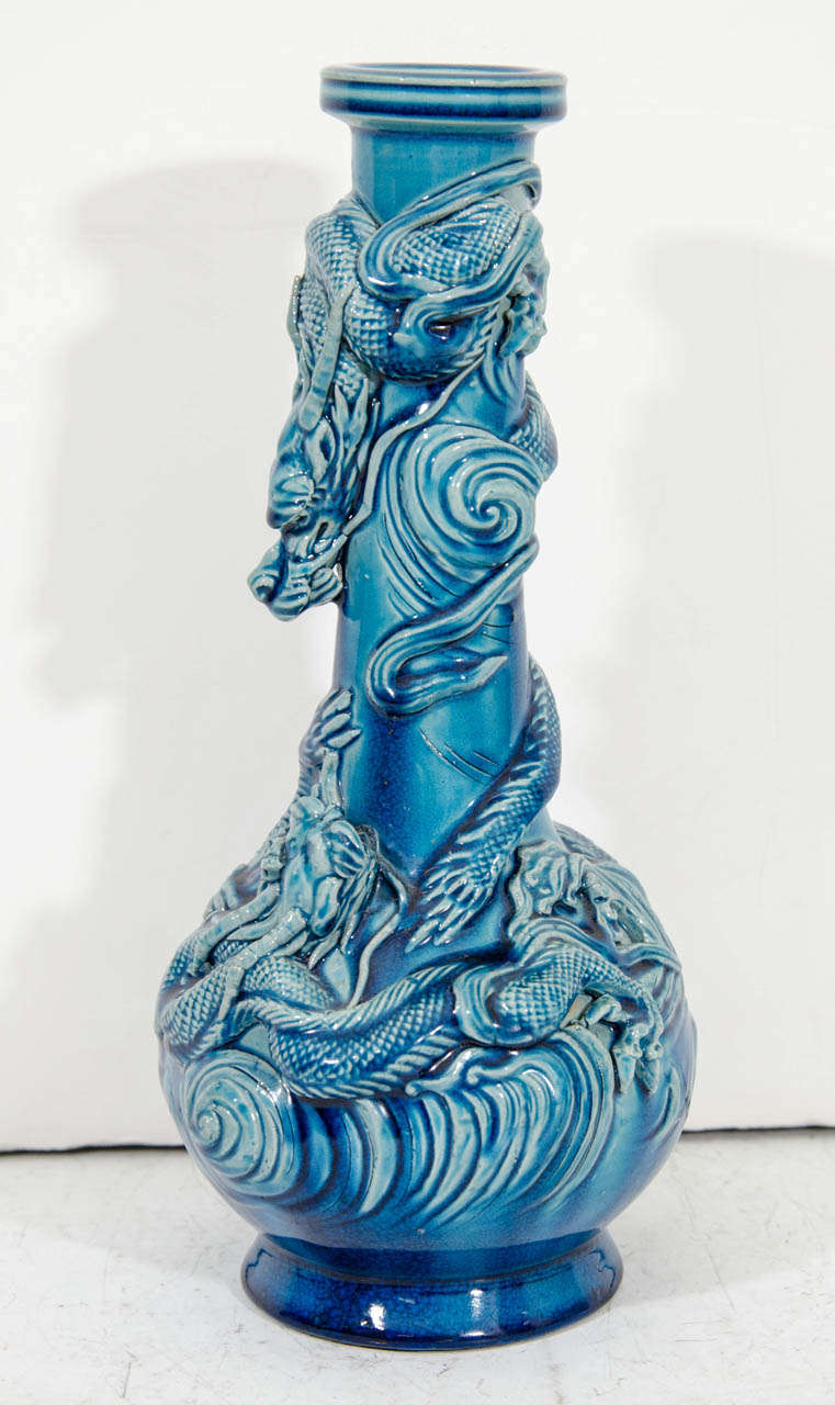 Un vase vintage japonais en porcelaine bleue Kutani avec un motif de dragon en relief.

Le vase est en bon état vintage avec une usure appropriée à l'âge.