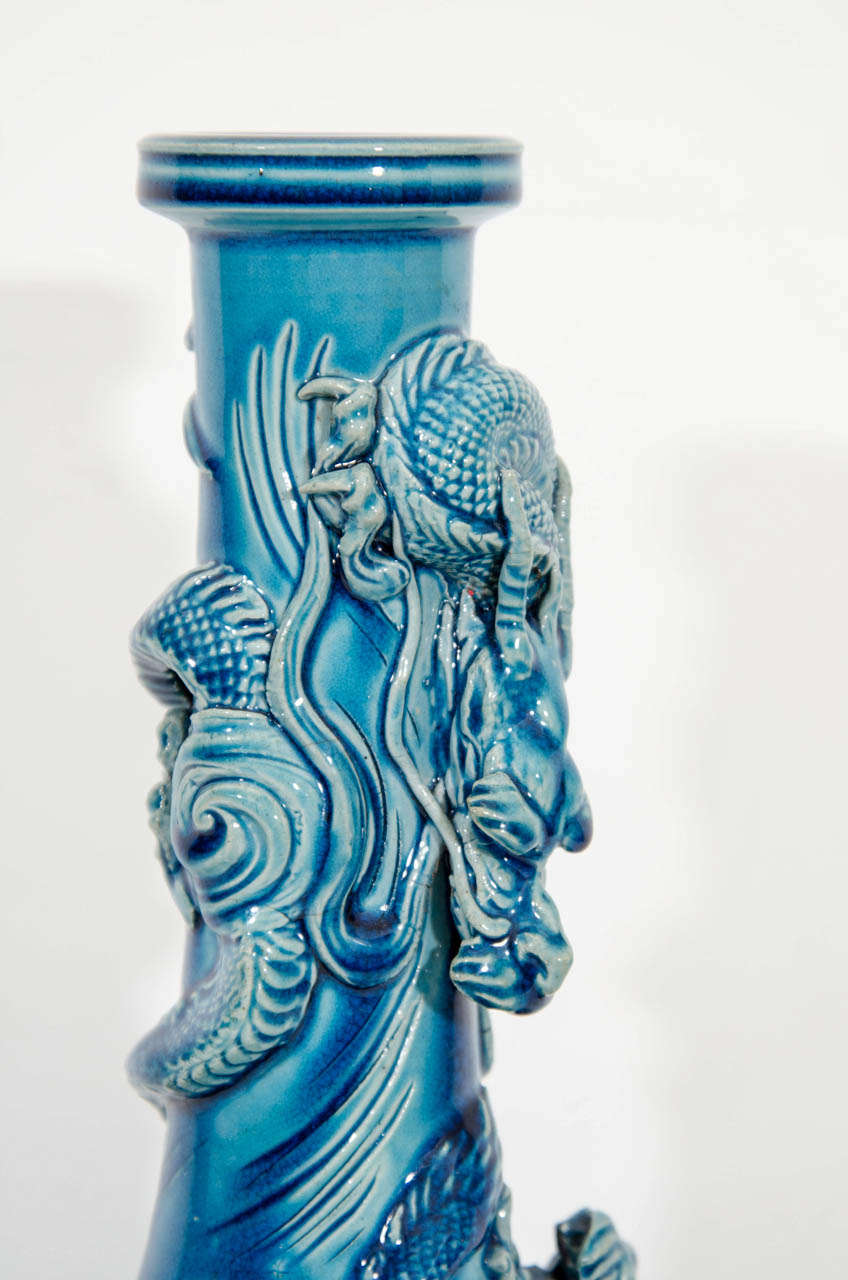 Japonais Vase japonais Kutani bleu du début du XXe siècle avec dragon bruni en vente
